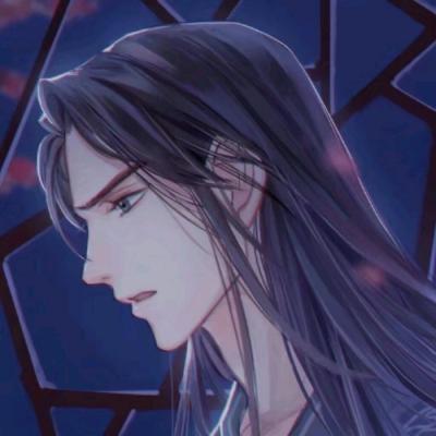 两女子推护理床上的老人赏花